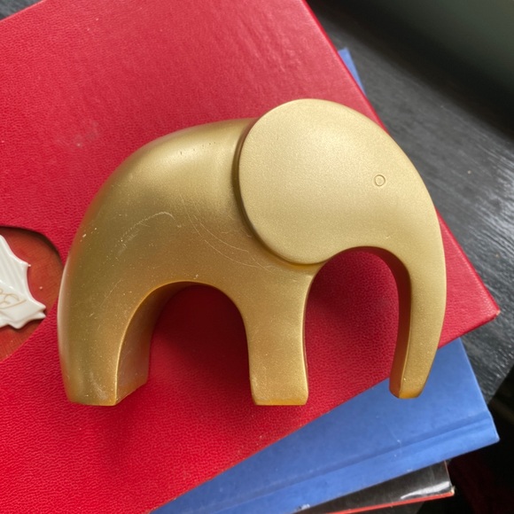modern style golden wooden elephant figurine